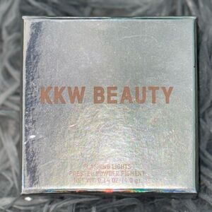 KKW BEAUTY FLASHING LIGHTS PRESSED POWDER PIGMENT